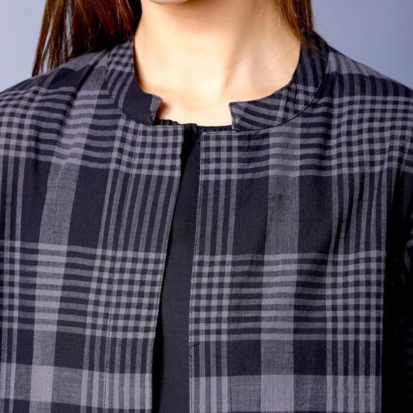 Women Black solid A-line dress with jacket - Picture 4 of 14